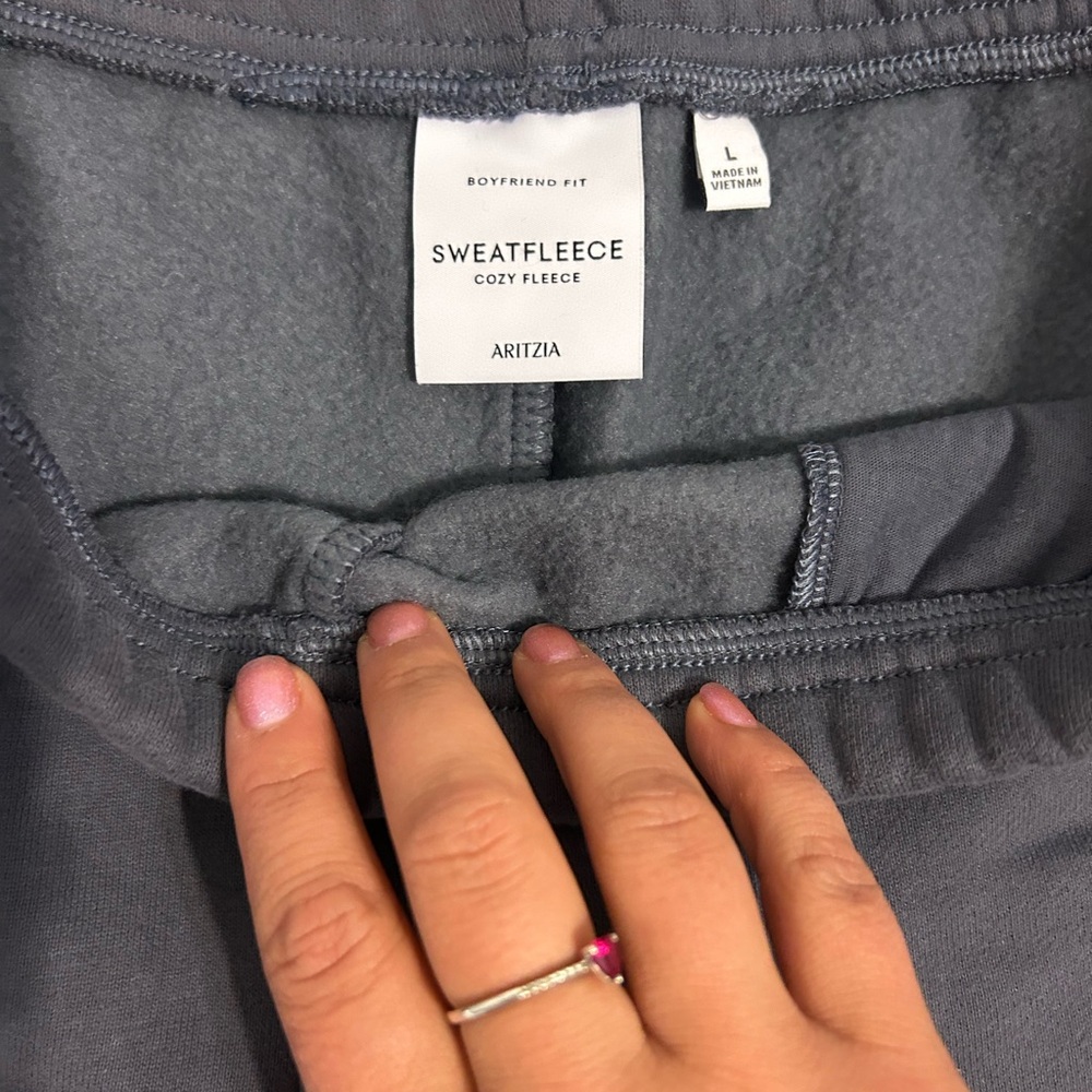 Aritzia Women's Shorts - Picture 2 of 3